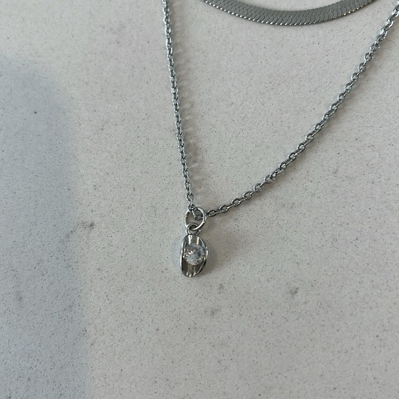 5/20$ Silver toned Layered Necklace with rhinestone - Picture 3 of 3